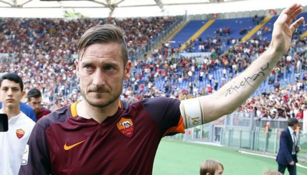 Totti marca, Roma vira sobre o Genoa e assume o segundo lugar na