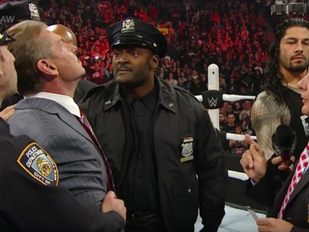 Chefão da WWE tentou agredir um policial após o mesmo se recusar a prender o campeão mundial peso-pesado da empresa
