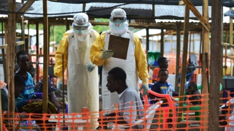 Médicos da ONG Médicos Sem Fronteiras trabalham em posto de tratamento do Ebola