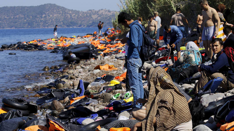 Refugiados: foram recuperados 12 corpos, mas o número de mortos pode aumentar