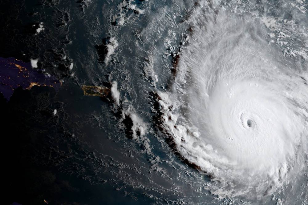 Olho do Irma, uma tempestade de categoria 5 com ventos de 295 km/h, passou sobre a ilha de Barbuda, a leste de Porto Rico, no início desta quarta-feira