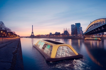 Batizada de Paris Navigating Gym, embarcação permite que as pessoas façam exercícios e contemplem a cidade ao mesmo tempo