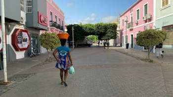 Cabo Verde deixa cair obrigatoriedade de máscara, mantendo exigência nalguns espaços