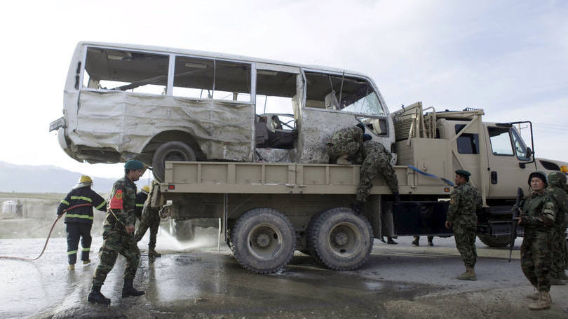 Ataque terrorista: os feridos foram levados por pessoal do Exército afegão para vários hospitais