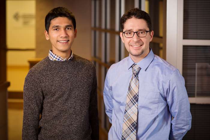 Inspirado pelos princípios de uma bateria de iões de sódio convencional, ciência e engenharia mecânica professor de Illinois Kyle Smith, direita, ea estudante Rylan Dmello descobriram que poderiam dessalinizar a água salgada mais eficiente do que utilizando métodos tradicionais.