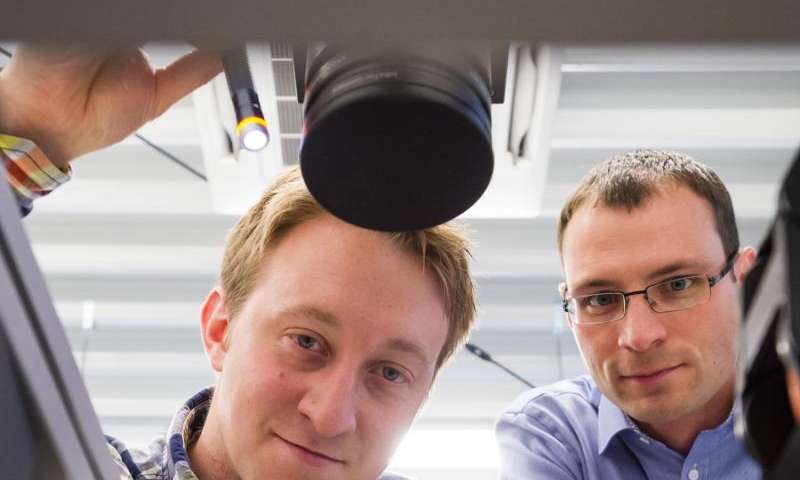 Engenheiros Marvin Schmidt e Johannes Ullrich da equipe de pesquisa liderado pelos Professores Andreas Schütze e Stefan Seelecke estão trabalhando no desenvolvimento de um método de resfriamento ambientalmente sustentável e favorável ao recurso