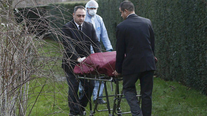 Morte: oficiais retiram o corpo de homem que ateou fogo em si mesmo das redondezas do Palácio de Kensington