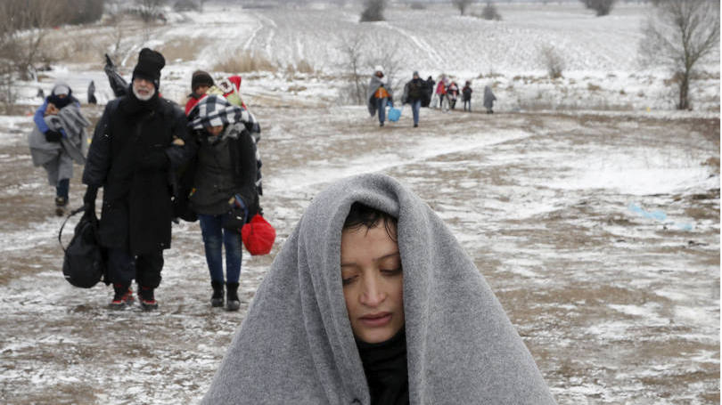 Refugiados: o resto do grupo, que inclua dez crianças, foi levada para o hospital, onde foram diagnosticados com diferentes graus de hipotermia