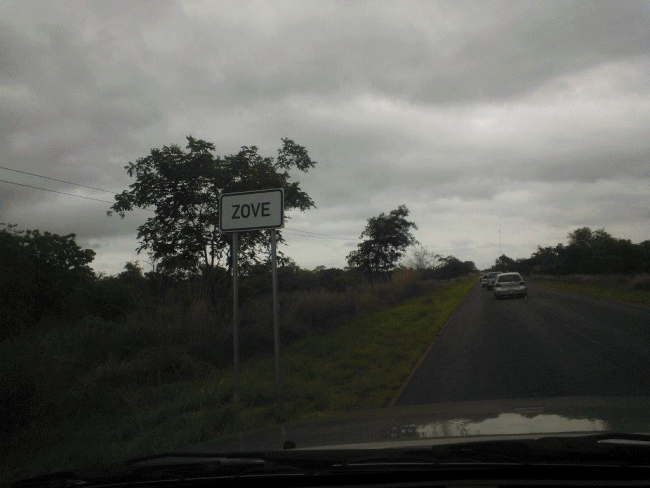 HOMENS ARMADOS SUPOSTAMENTE DA RENAMO ATACAM VIATURAS NO TROÇO RIO SAVE-MUXÚNGUÈ