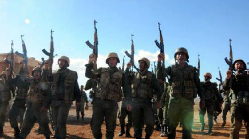 Exército sírio: a ofensiva na província de Aleppo causou uma onda de dezenas de milhares de deslocados na fronteira com a Turquia