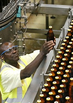 A falta de divisas para a aquisição de matérias-primas no exterior está a afetar a produção no setor de bebidas em Angola, que contudo continua a registar taxas elevadas de utilização da capacidade instalada. 