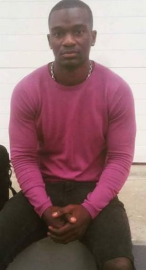 O artista encontra-se no Bloco B do estabelecimento prisional de Viana, área de internamento, onde também ficam alojados polícias e cidadãos estrangeiro, entre outros