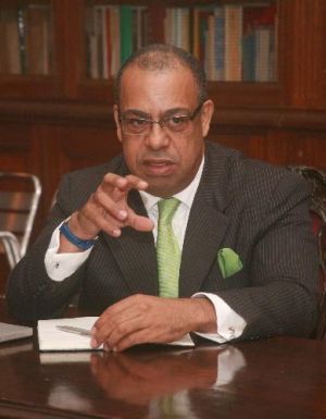 Os políticos que querem ser empresários devem deixar a política, defendeu o economista Carlos Rosado de Carvalho para quem só o sector privado pode resolver os problemas económicos de Angola. 