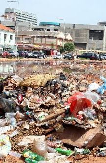 A acumulação de lixo deixou de ser problema nos principais mercados de Luanda. Campanhas de limpeza e de recolha de resíduos acontecem com regularidade. Latas, sacos e montes de papelão são retirados e abrem espaço 