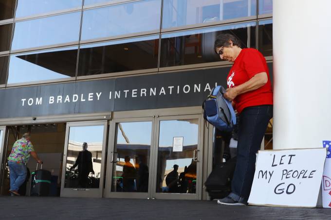 Milhares de vistos de cidadãos de sete países de maioria muçulmana que haviam sido cancelados