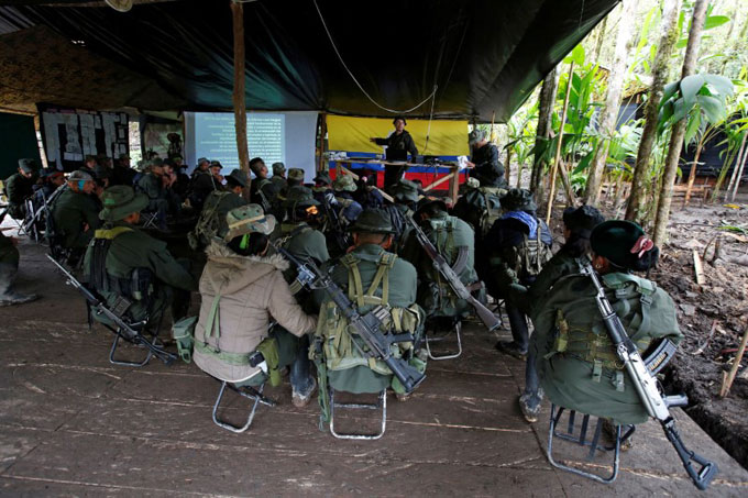 Governo colombiano prometeu 'luta dura' contra grupos que veem mais incentivo no narcotráfico e na mineração ilegal do que em deixar as armas