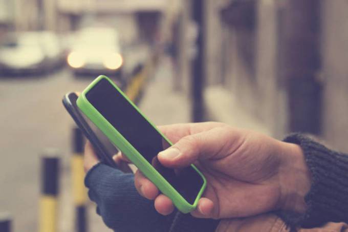 A pesquisa, realizada pelo instituto Pew Research Center, descobriu que 77% dos adultos possuíam um smartphone no final de 2016
