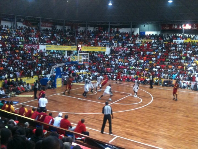 O torneio de abertura de basquetebol decorre no pavilhão do Maxaquene.