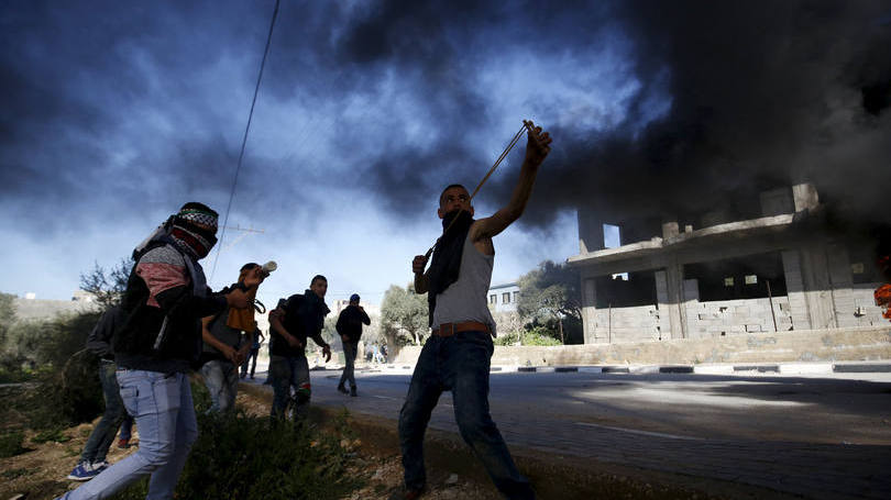 Confrontos: os soldados entraram em confronto com os jovens que atiraram pedras e garrafas