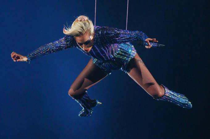 "Joanne", de Gaga, lançado em outubro, subiu mais de 60 lugares na parada até a segunda colocação, vendendo 74 mil unidades
