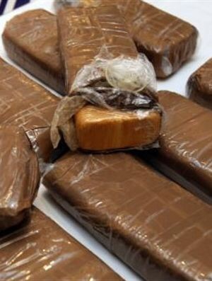 No regresso a Luanda, nove dias depois, o co-réu foi detido pela Polícia Nacional no Aeroporto Internacional "4 de Fevereiro" em posse de um quilo e 484 gramas de cocaína, dissimulado numa mala de viagem.