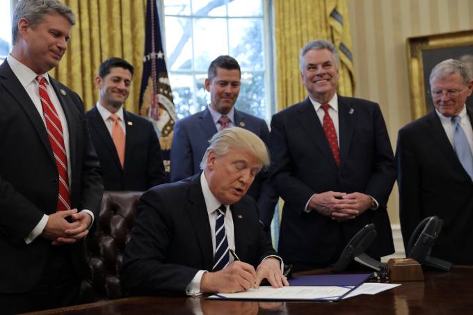 O FBI, agências de inteligência e o Congresso dos EUA estão investigando outros possíveis envolvimentos no escândalo envolvendo a Rússia