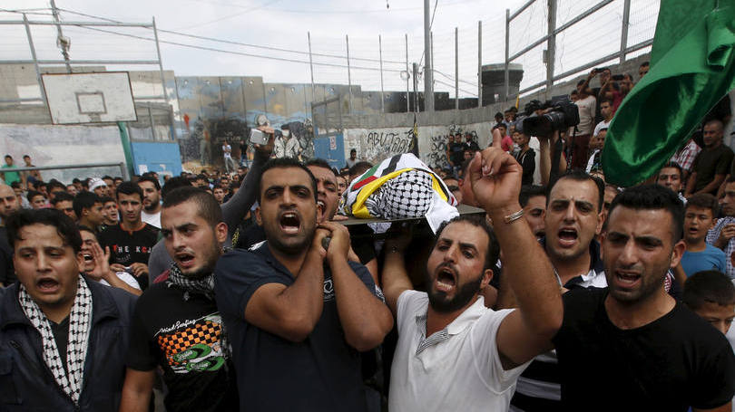 Palestinos carregam corpo de criança morta pelo exército de Israel: ministro justifica que "muitos deles santificam a morte"
