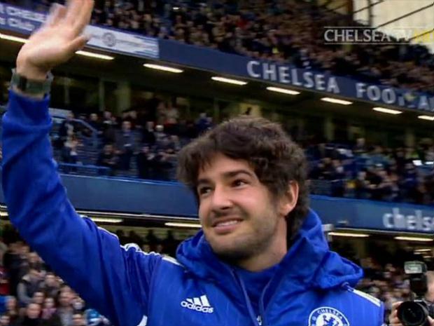 Atacante brasileiro não foi relacionado para o jogo, mas assistiu seu time vencer do banco de reservas