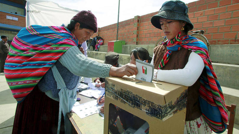 Mulher indígena participa do referendo nacional em El Alto, La Paz: cerca de 6,5 milhões de bolivianos irão às urnas neste domingo (21)
