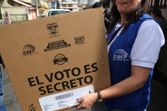 Lasso, um ex-banqueiro de 61 anos, acrescentou que "está nas mãos da OEA evitar a fraude e salvar a democracia" no Equador