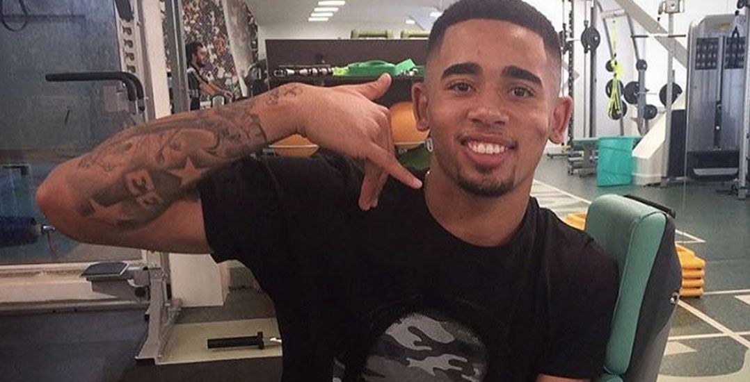 Em recuperação de lesão, atacante do Manchester City conversa com o técnico Eduardo Baptista