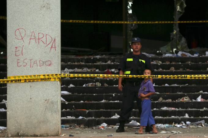 Após a violenta manifestação de sexta, que terminou com o incêndio do Congresso e um opositor morto, Cartes convocou mesa de diálogo com a oposição
