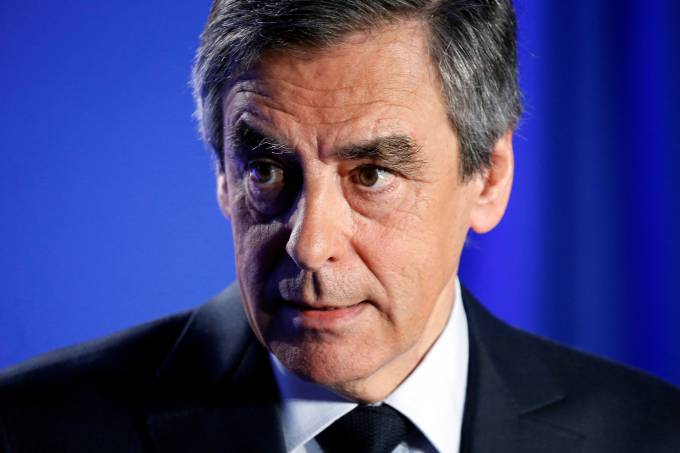 Fillon é suspeito de ter colocado a mulher e dois de seus filhos como funcionários fantasmas quando era parlamentar