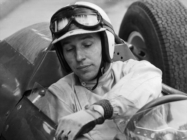 Britânico fez história no esporte ao se tornar o único a ter sido campeão das duas categorias. Aos 83 anos, ex-piloto vinha sofrendo com problemas respiratórios, tendo sido internado no último mês em Londres