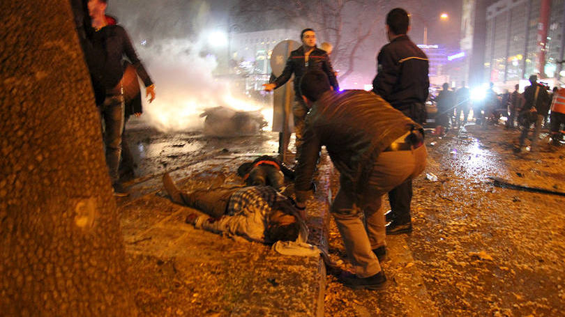 Pessoas ajudam feridos em Ancara: Turquia está há vários meses em alerta máximo depois de uma série de atentados mortais