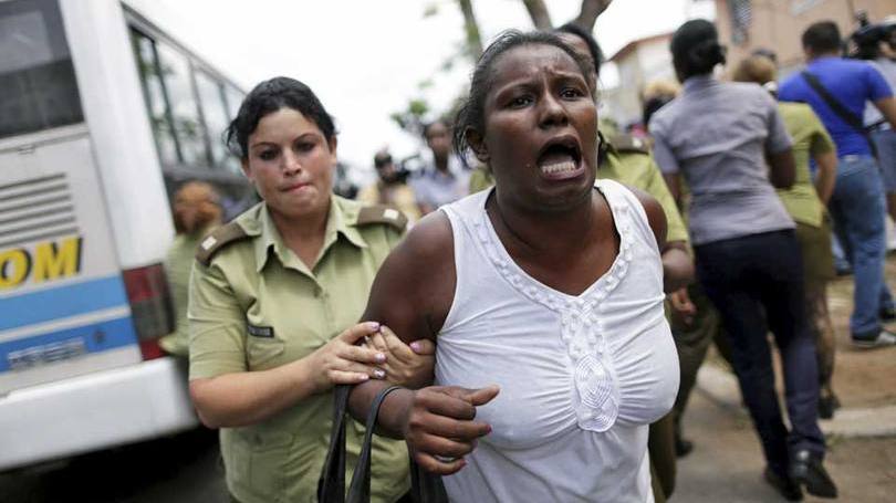 Policial prende militante em protesto do movimento dissidente Damas de Branco, em Havana, horas antes do início da visita de Obama