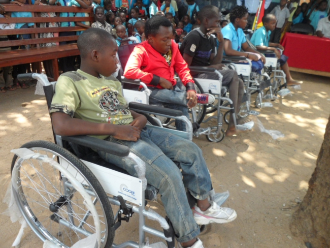 SOFALA: ROTARY CLUB OFERECE CADEIRAS DE RODAS À DEFICIENTES