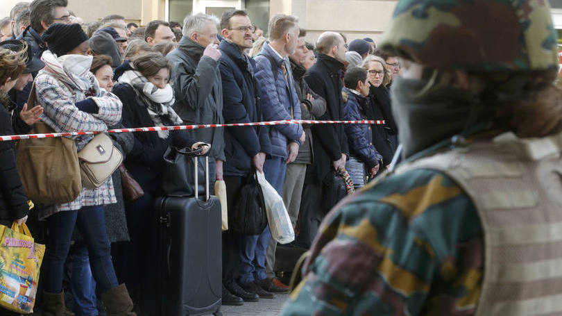 Polícia controla acesso a estação: a previsão é que volte a funcionar de maneira progressiva ao longo do dia