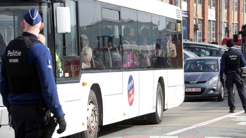 Policiais acompanham evacuação de aeroporto em Bruxelas 22/03/2016