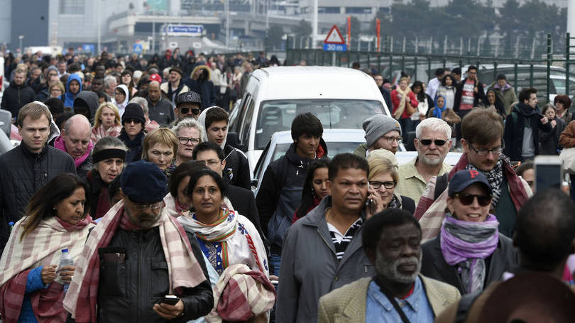 Pessoas evacuam aeroporto em Bruxelas após atentado terrorista: na região da grande Paris, um adicional de 400 homens reforçaram a segurança