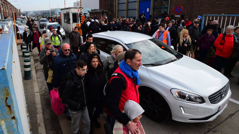 Pessoas evacuam aeroporto em Bruxelas após atentado terrorista: uma das explosões provavelmente foi provocada por um ataque suicida
