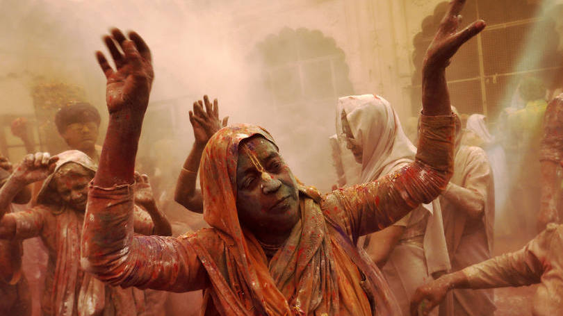 Viúvas: após aventurar-se a festejar o Holi, as viúvas, vetadas pelo hinduísmo de participar de festividades, deram um passo além ao entrar no templo Gopinath
