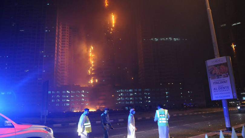 Incêndio: todo o setor direito do primeiro arranha-céu, de 23 andares, ficou queimado