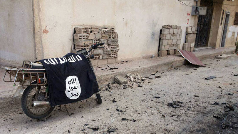 Bandeira do Estado Islâmico em cima de moto em Palmira, Síria