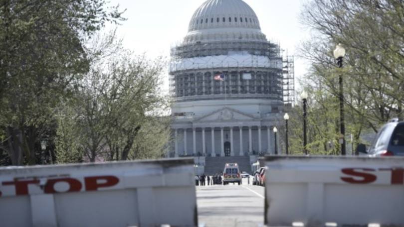 Policiais cercam o Capitólio, em Washington, DC