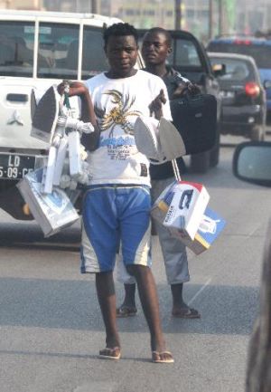  Cidade de Luanda vai multar vendedores ambulantes e clientes