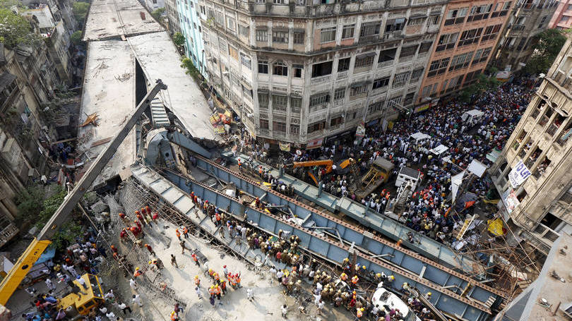 Desastre: a princípio, as pessoas começaram a retirar os escombros com as mãos