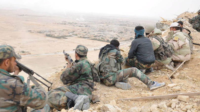 Exército sírio em posição estratégica perto de Palmira: mais uma cidade foi retomada do Estado Islâmico