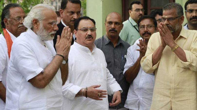 Primeiro-ministro indiano Narendra Modi chega a hospital para ver feridos do incêndio