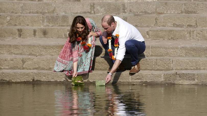 Casal real deposita flores em homenagem às vítimas dos ataques de 2008 em Mumbai